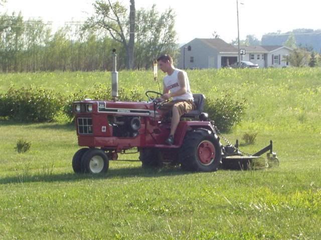 Lawn tractor with online rear pto