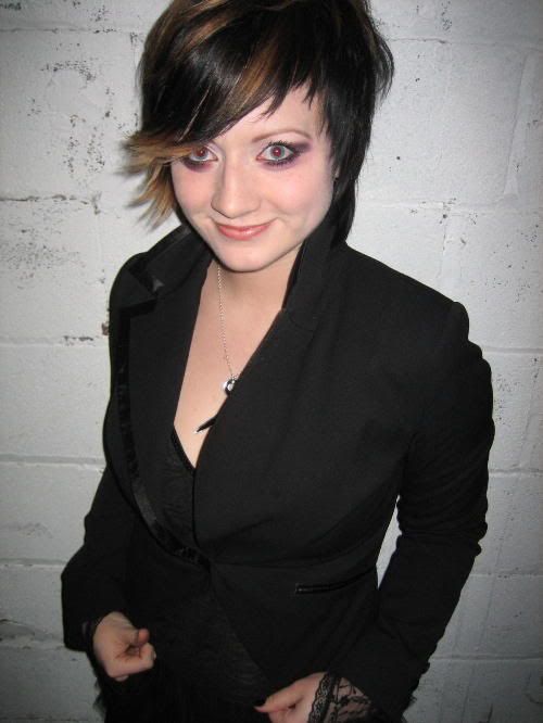 http://i152.photobucket.com/albums/s172/ice_bo/MCR/elizacuts--large-msg-117563629976.jpg