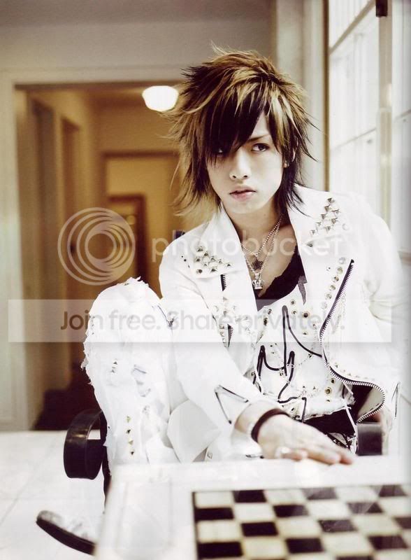 http://i152.photobucket.com/albums/s188/miiaomiiao/miyavi.jpg